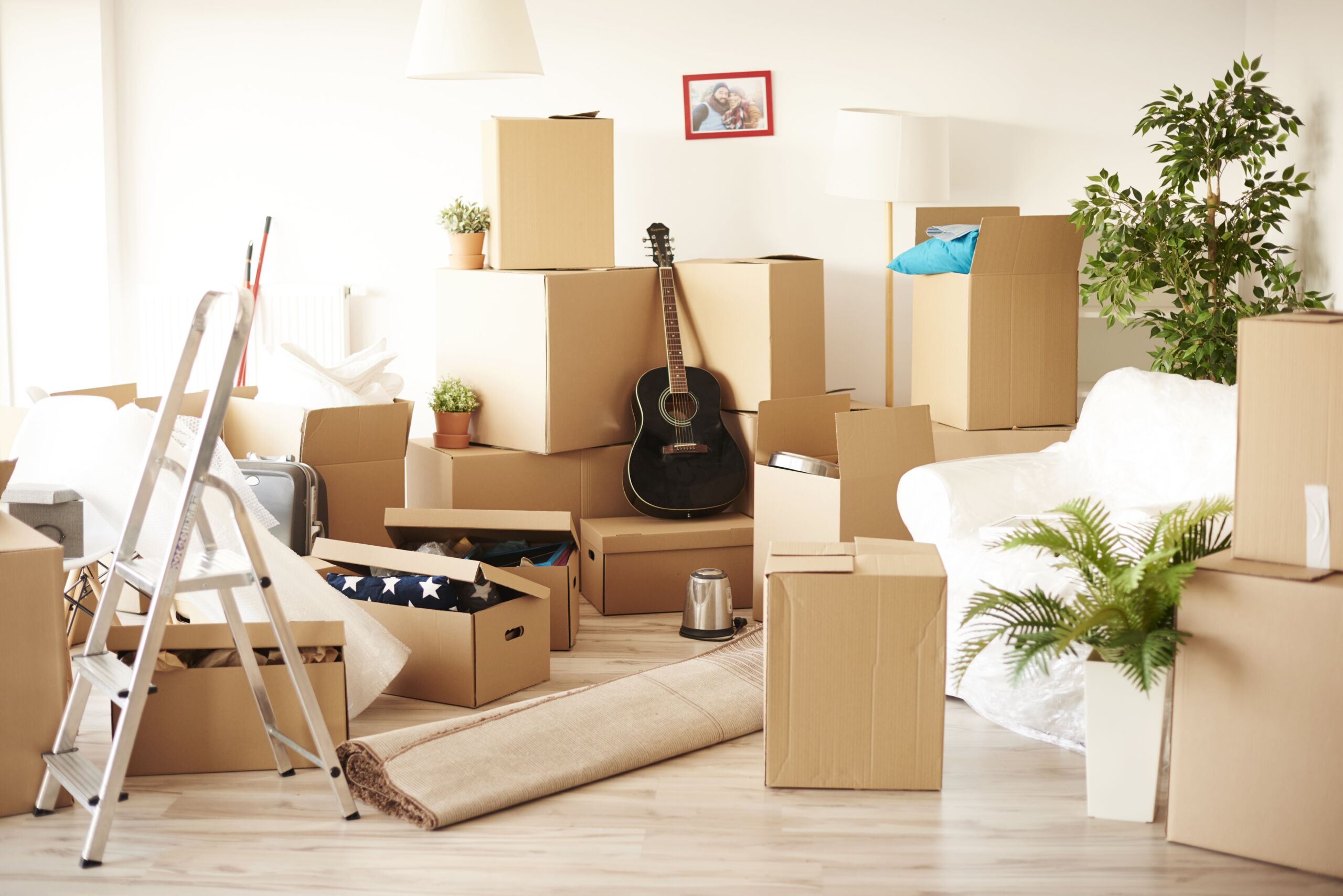 top-view-messy-full-moving-boxes-room-min Une liste en cinq temps pour réussir son déménagement Vous allez déménager et vous vous demandez par où commencer? Un à deux mois avant le jour J Trois à quatre semaines avant Une à deux semaines avant Quelques jours avant le jour J Le grand jour du déménagement Les meilleurs entreprises de déménagement dans la région de Montréal